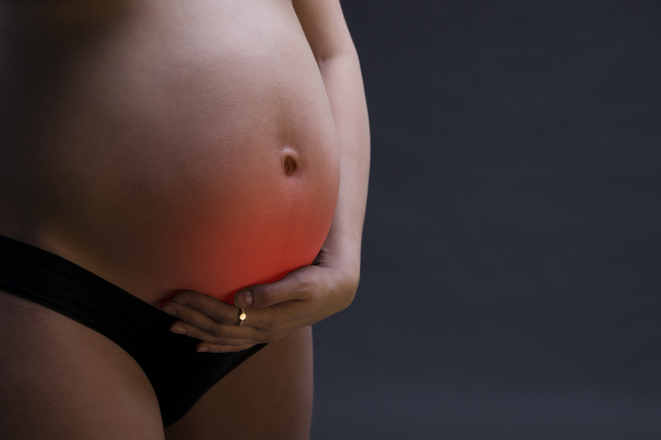 tehotná žena s bolesťami podbruška